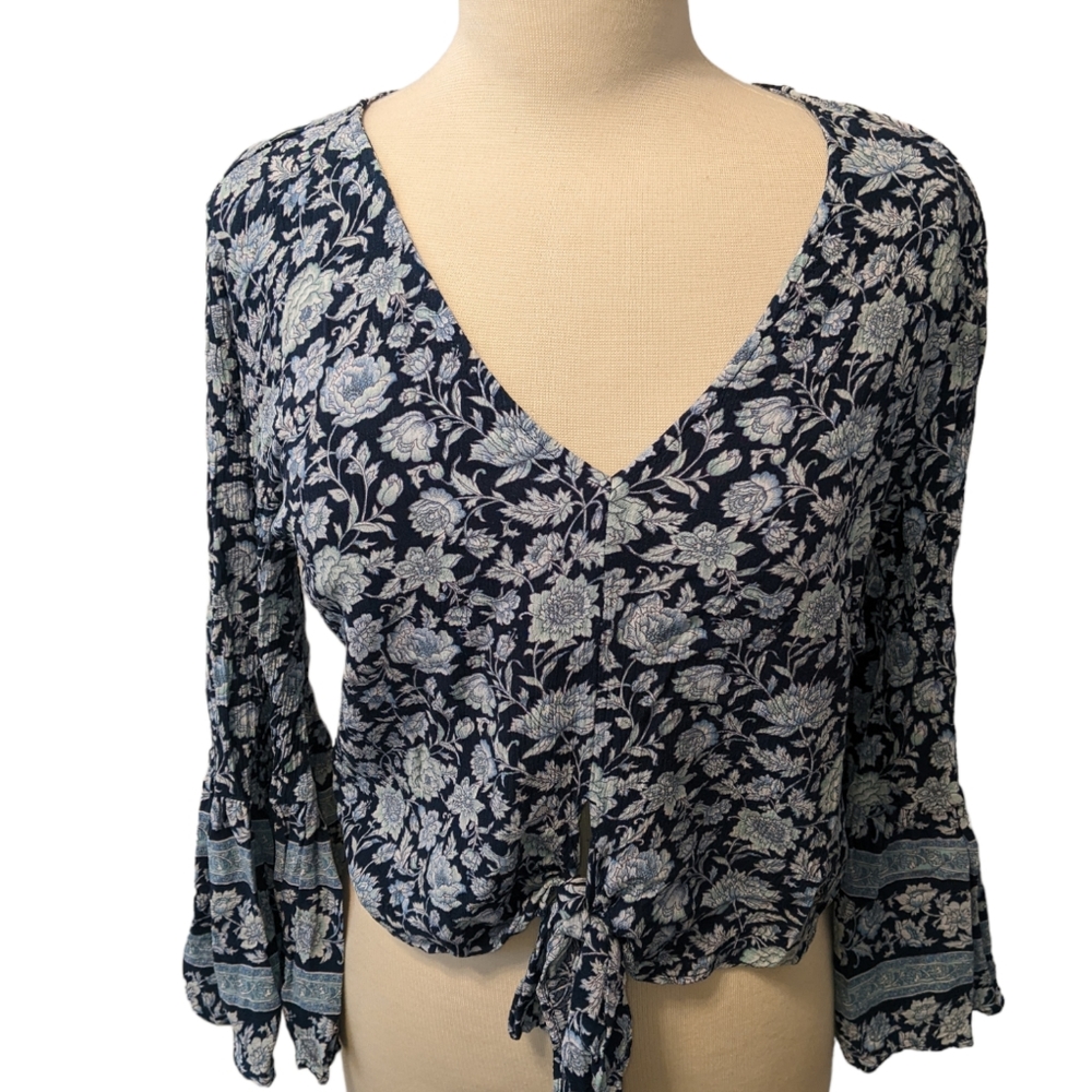 American Eagle Blue and White Floral Boho Tie Front Bell Sleeve Blouse S…